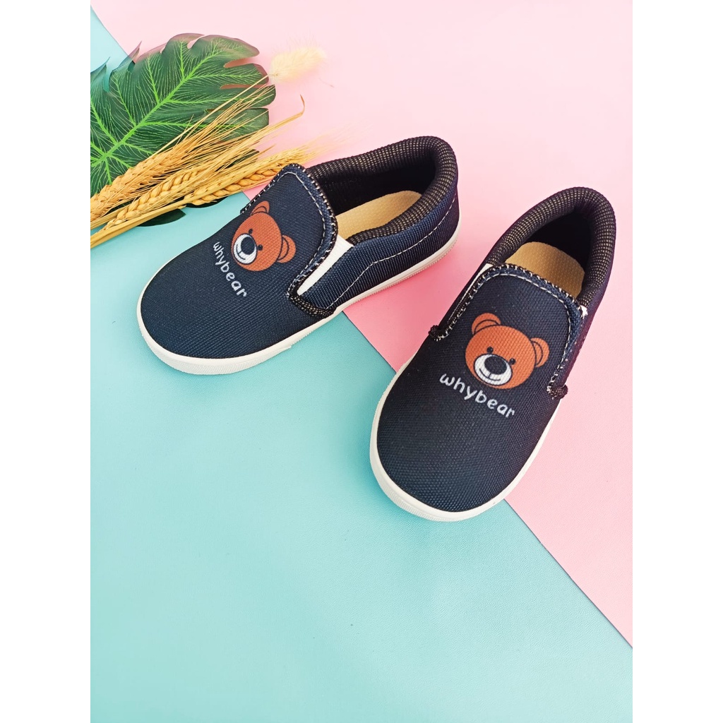 Sepatu slip on anak motif bear hitam
