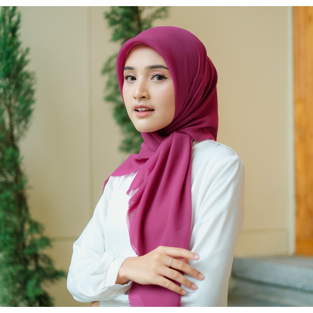 Niskalla Hijab Segi Empat Polos Laser Cut / Jilbab / Kerudung Premium Ultrafine Warna Magenta