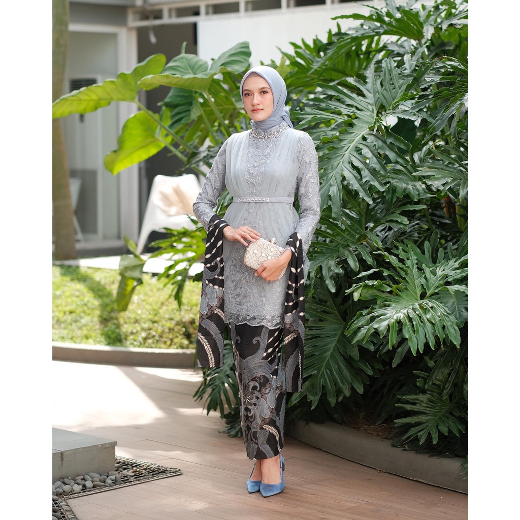 AZKANA BATIK - Kebaya Batik Couple Jessica Brokat Tulle Payet Mutiara Mix Satin Halus Allsize Kebaya Modern Kebaya Tunangan Dan Lamaran Terbaru Kemeja Pria Lengan Panjang Size M,L,XL