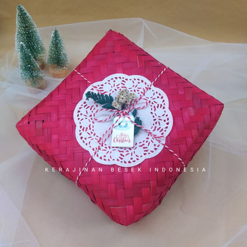 Sepasang besek warna aneka ukuran dengan hiasan tema natal Box makanan Box nasi Box hampers Hampers 