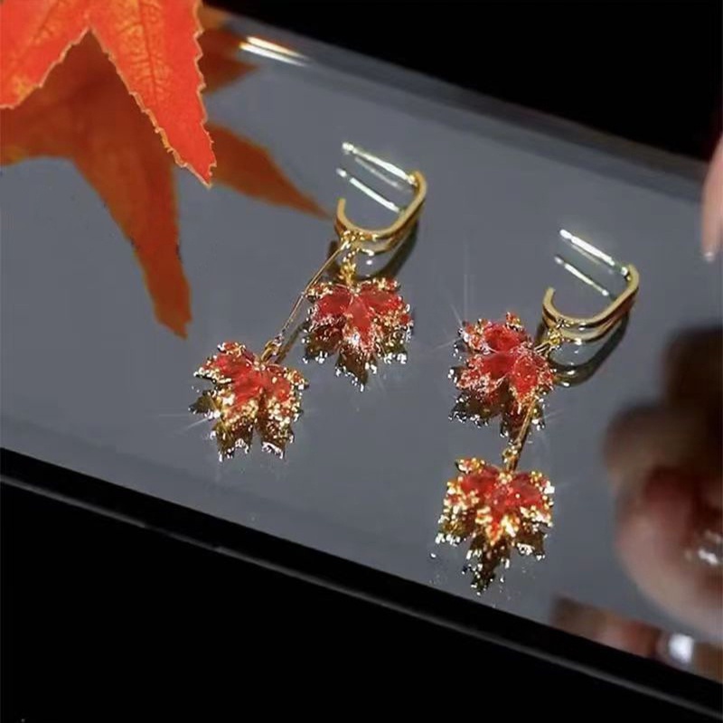 Anting Rumbai Bentuk Daun Maple Merah Aksen Berlian Imitasi