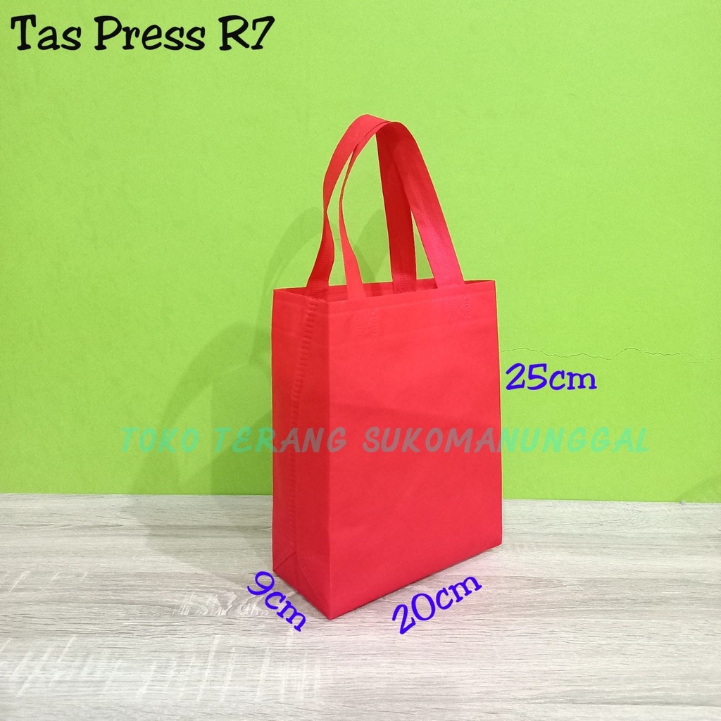 

Isi 20PCS !!! Tas press R7 20x25 kantong spunbond tas Kain / Goodie Bag Polos Tas Souvenir / Kantong Souvenir / tas hajatan