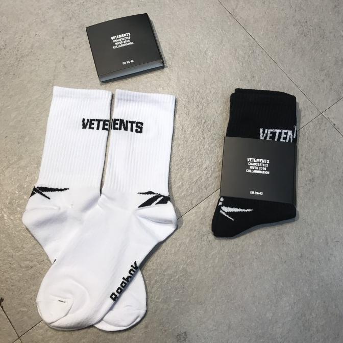 KAOS KAKI VETEMENTS X REEBOK LOGO PK SOCKS25