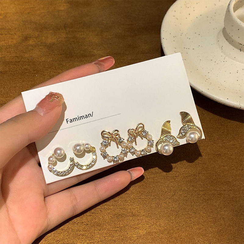 Set Anting Stud Desain Ekor Ikan Bunga Aksen Mutiara Kristal Warna Emas Untuk Wanita