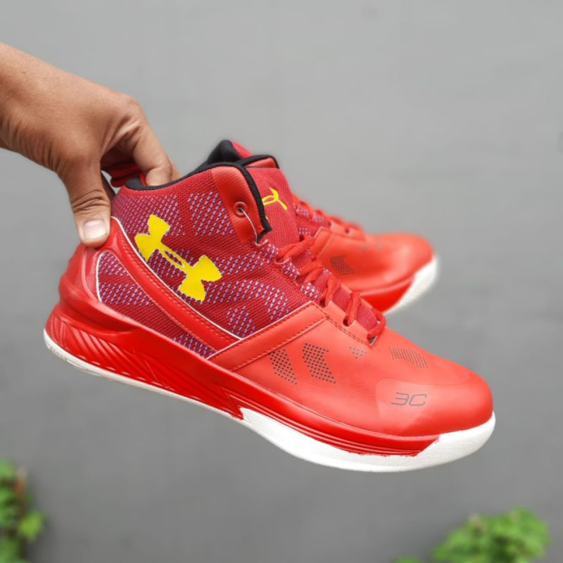 sepatu basket  under armour