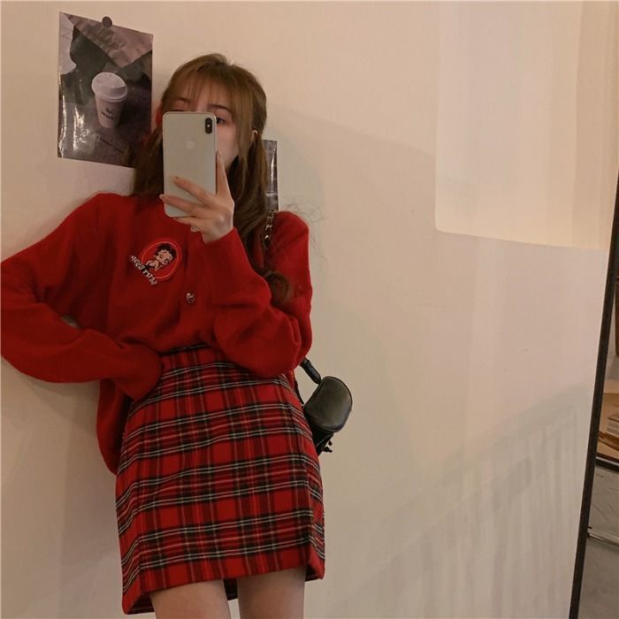 Red Dua setelan jas pesta Tahun Baru posisi C ~ sweter warna solid lengan panjang longgar dengan kancing cinta + rok kotak-kotak merah