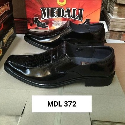 Sepatu kulit pria pantofel kantor Medali tampil lebih keren