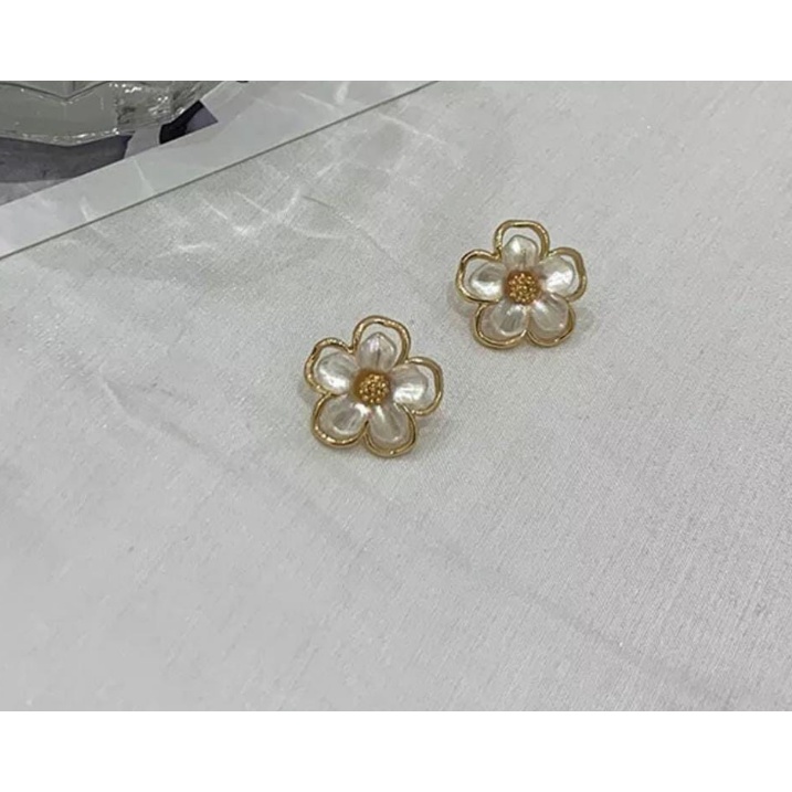 Anting bunga untuk wanita terbaru