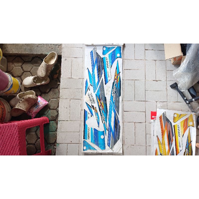 Lis Body-Sticker-Striping-Stripping-Stripe Honda Supra X 125 D PGM-FI 2006 Biru Putih Hitam Original