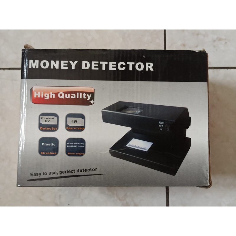 

Money Detector Pendeteksi Uang Palsu dengan Kaca Pembesar