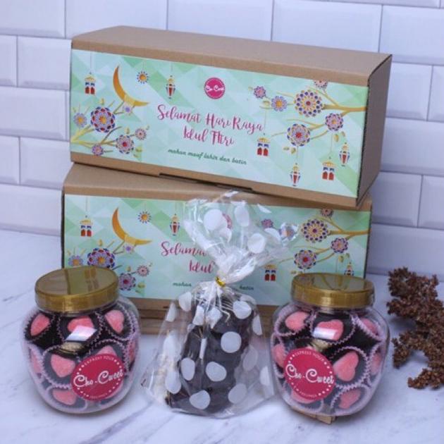 

CHO-CWEET Hampers Lebaran isi Coklat 2 Toples dan 1 pack Cookies Free Kartu Ucapan - Hampers Idul Fitri - Parcel Lebaran