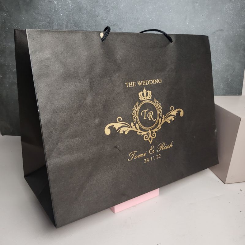 

PAPER BAG CETAK NAMA ATAU LOGO UK 37 X 17 X 27 BRIEDSMAID / WEDDING / ULAHTAHUN / HAMPERS