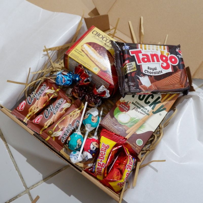 

HADIAH/GIFT BOX CHOCOLATE isi buanyaak freee kartu ucapan