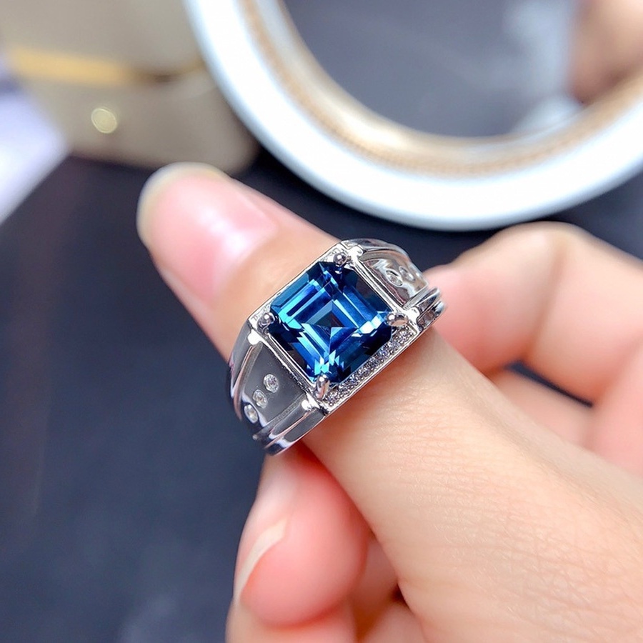 Sapphire Cincin Pria Bahan Titanium Steel Warna Silver Hias Kristal / Berlian Safir Gaya Punk Untuk Pernikahan / Pertunangan