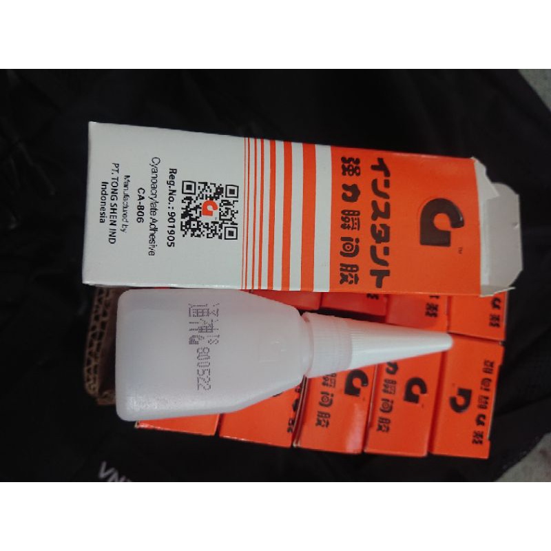 

lem G original, bukan KW. cocok untuk lem bahan plastik, kayu, karet, logam, kulit, keramik