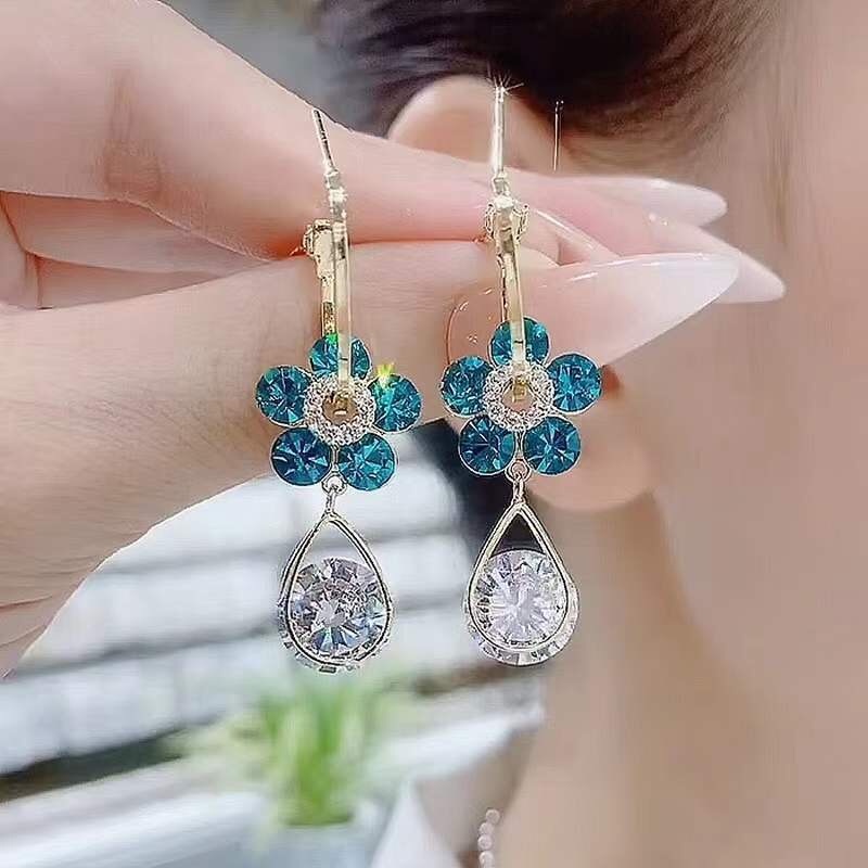 Anting Rumbai Bentuk Kelopak Bunga Aksen Kristal Serbaguna