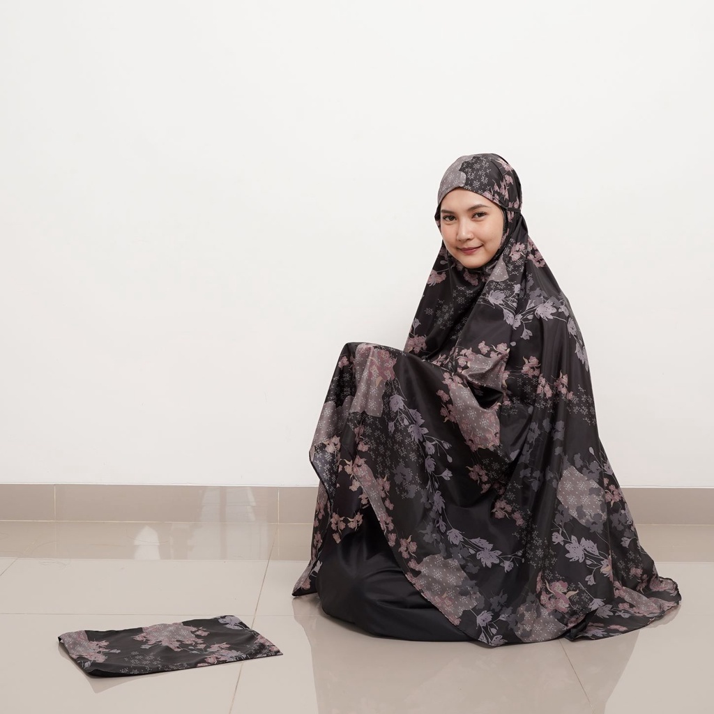 ALIF MUKENA MINI MOTIF PARASUT PREMIUM KOREA TRAVEL - DAISY IN BLACK ( MKN-211 )