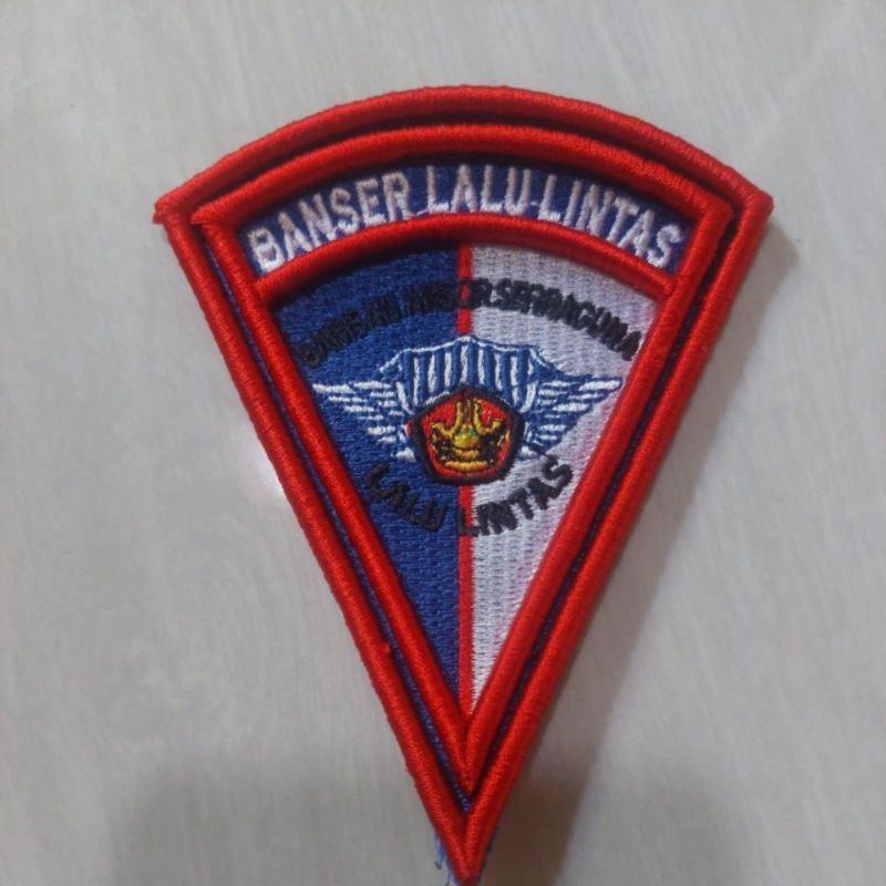 BEDGE BORDIR 3D SEGITIGA BALANTAS BANSER