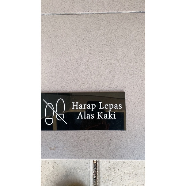 Acrylic Sign Mohon Lepas Alas Kaki