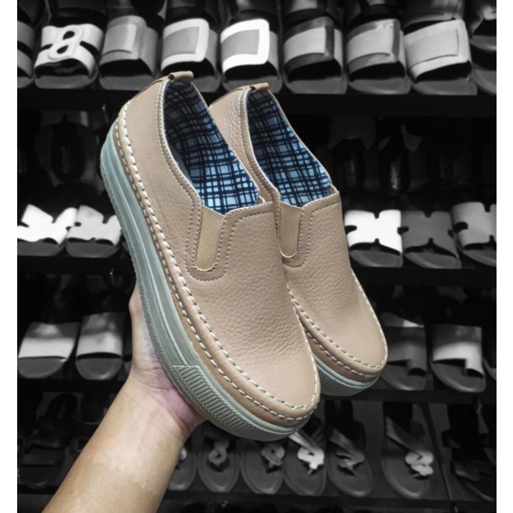 sepatu kulit wanita sneakers