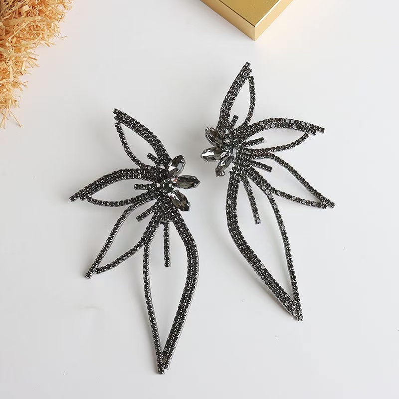 Anting Tusuk Desain Daun Hias Berlian Imitasi Gaya Eropa / Amerika / Unik / Elegan Untuk Wanita