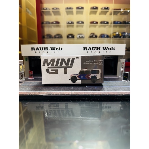 Mini GT CHASE No 157 Land Rover Defender 110 PJR Korlantas Polri