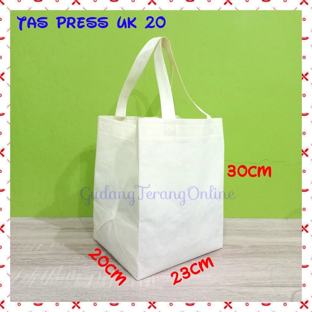 

Tas press 20x20 kantong spunbond tas Kain / Goodie Bag Polos Tas Souvenir / Kantong Souvenir / tas hajatan 20x23x30