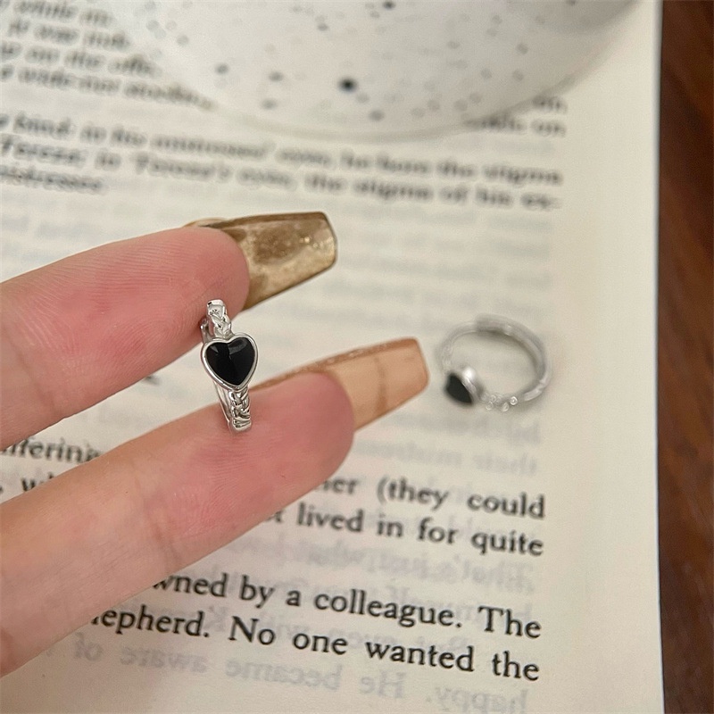 Anting Bentuk Hati Warna Hitam Gaya Korea