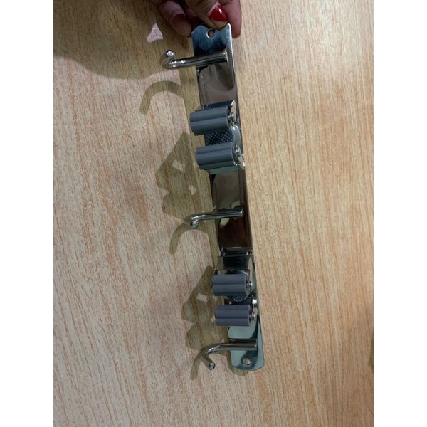Gantungan Sapu Alat Pel Sikat dll