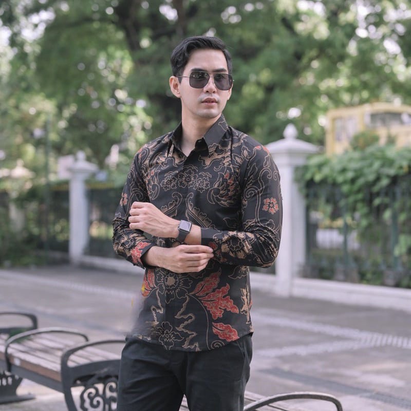 Kemeja Batik Pria Original Lengan Panjang dan Pendek Lapis Furing Dasar Hitam Motif corak Merah Asli solo Mahkota merah adhinata sogan prastowo