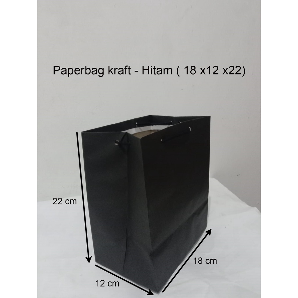 

Paperbag Bhn Kraft - Hitam polos ( 18 x 12 x 22 cm - P x L x T )
