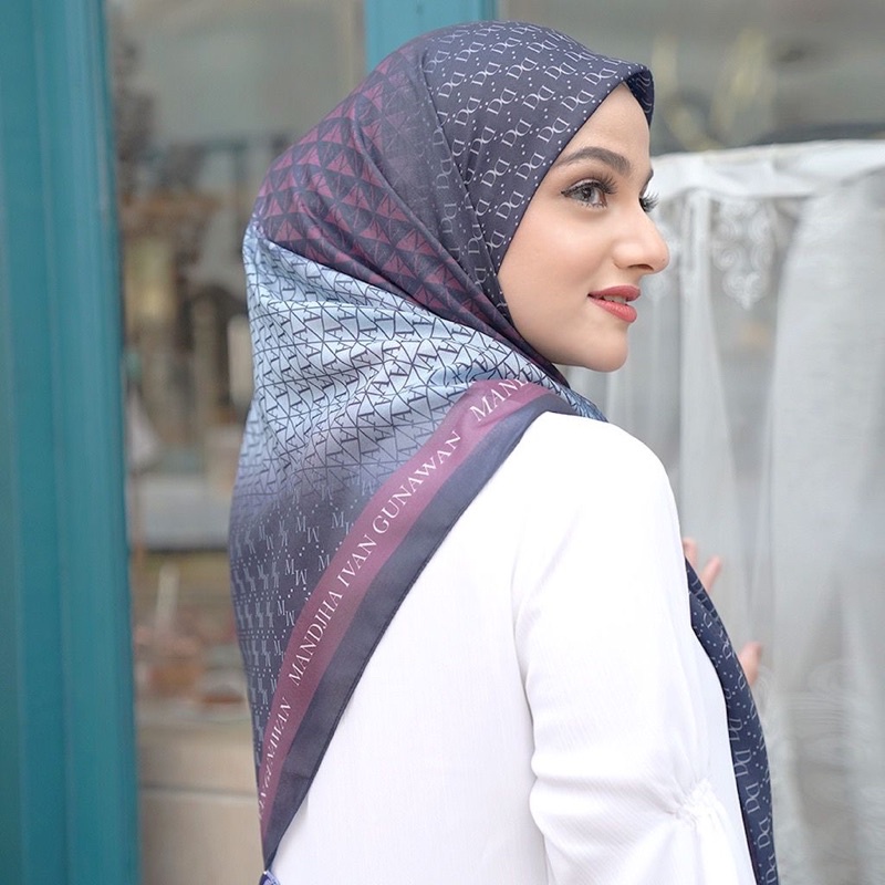 Hijab Mandjha Ivan Gunawan Perfect Grad NAVY