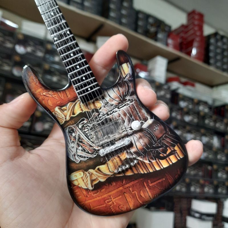 miniatur gitar IBANEZ atribute IRON MAIDEN hiasan rak dinding pajangan dekorasi rumah