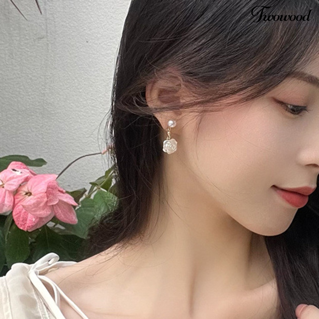 1 Pasang Anting Bentuk Bunga Camellia Aksen Mutiara Imitasi Bahan Alloy Untuk Wanita