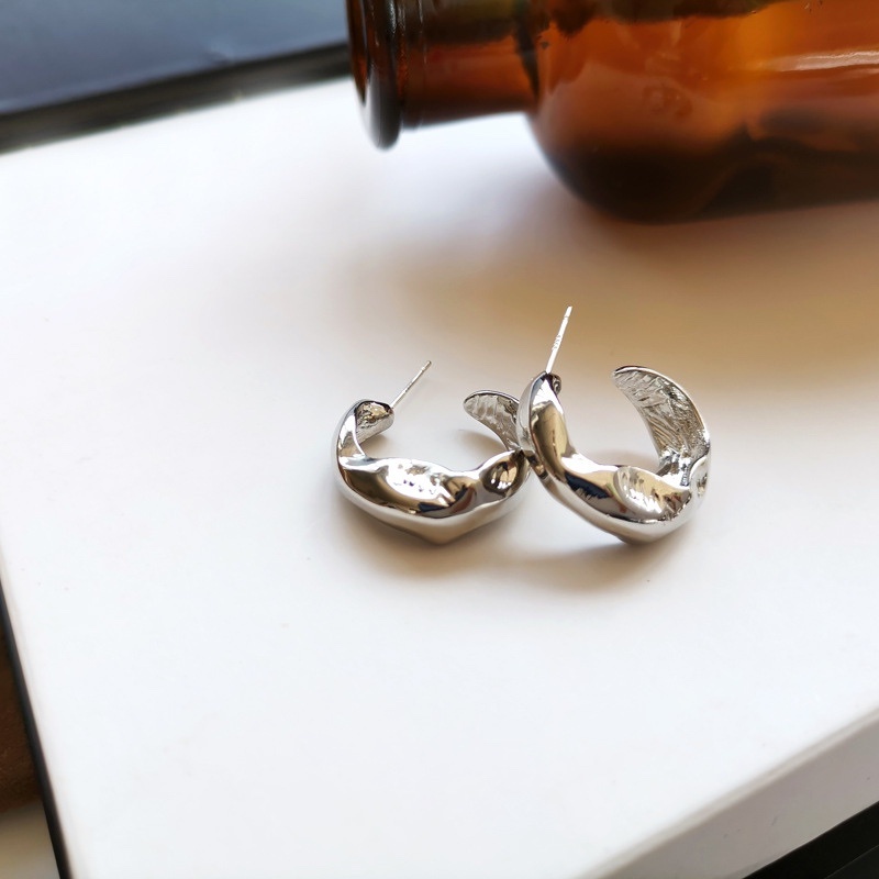 Anting Tusuk Bentuk Huruf C Asimetris Bahan Metal Untuk Wanita