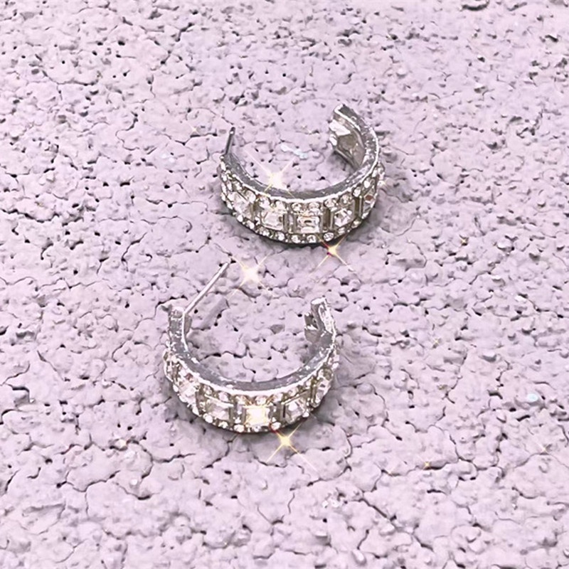 1 Pasang Anting Hoop Bentuk Bulat Kecil Warna Silver Aksen Kristal Shiny Gaya Korea Untuk Wanita