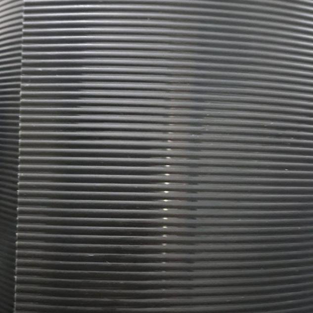 

Fiber pagar tebal 1,2 mm Motif garis garis New Multiplas (per meter) - Hitam