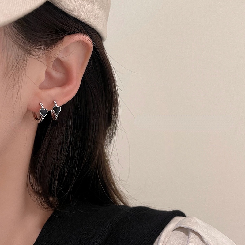 1 Pasang Anting Hoop Bentuk Hati Warna Hitam Gaya Retro Anti Alergi Untuk Wanita