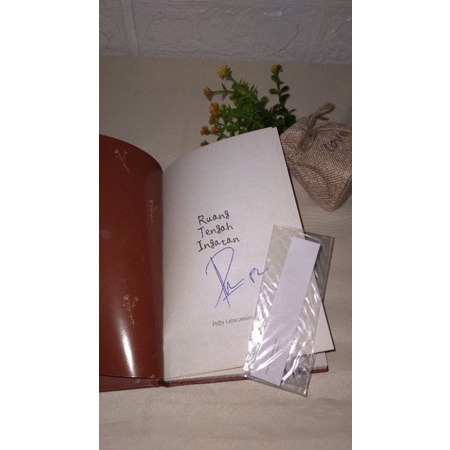 preloved buku ruang tengah ingatan by prilly latuconsina