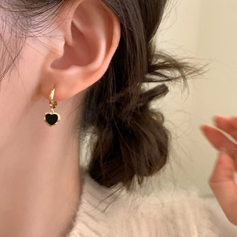 Premium Hitam Berbentuk Hati Gaya Prancis Klasik Mewah - Anting Wanita, Anting Fashion, Anting Mewah