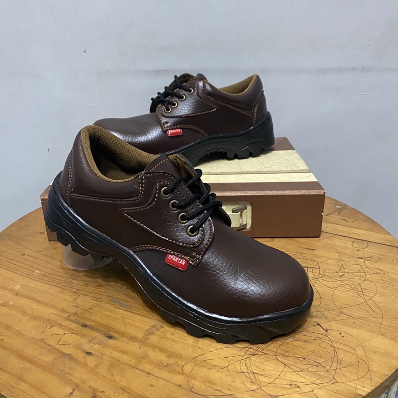 sepatu safety pendek murah bahan kulit sintetis premium dengan ujung besi