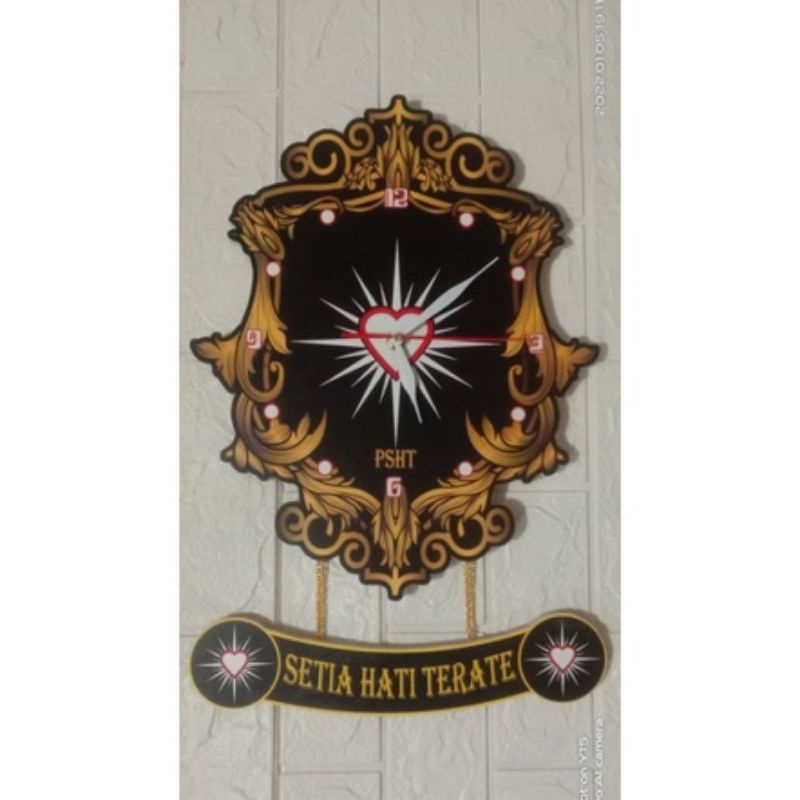 JAM DINDING UKIRAN KAYU PSHT LEBIH BESAR DARI JAM BIASA