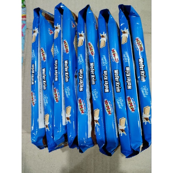 momogi wafer krim rasa vanila cokelat 1 renteng