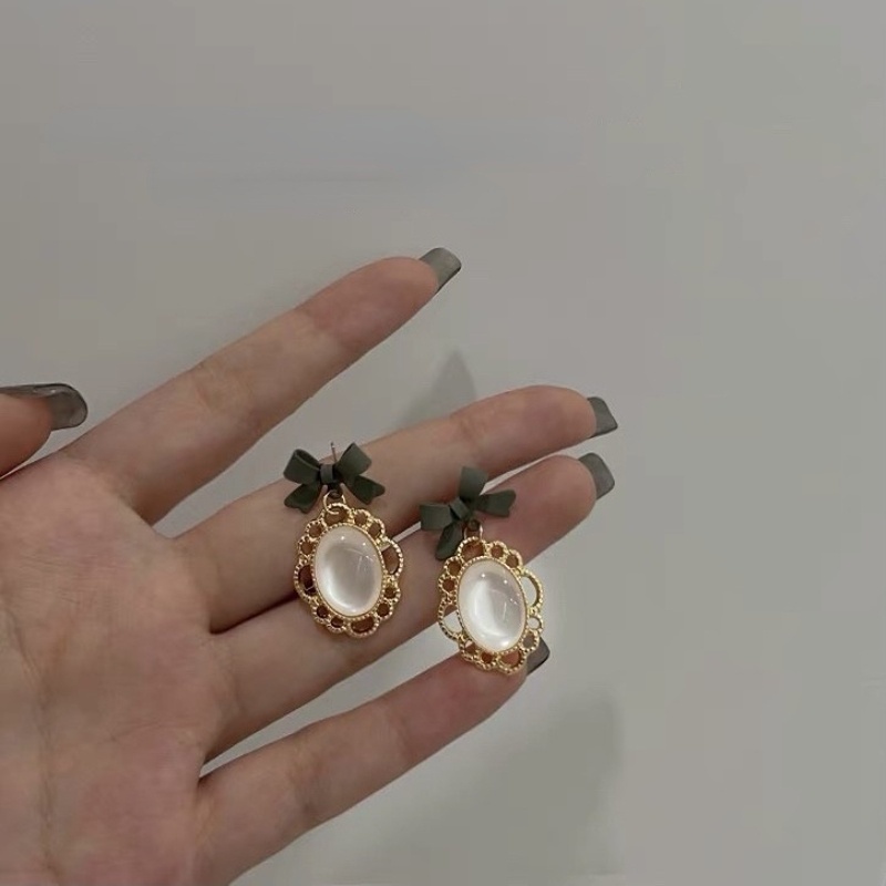 Anting Stud Desain Pita Aksen Batu Permata Gaya Retro Untuk Wanita