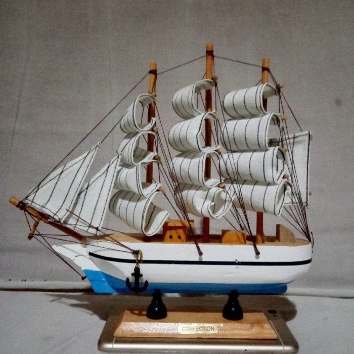 MINIATUR PERAHU LAYAR BERSEJARAH SAILING BOAT KAYU