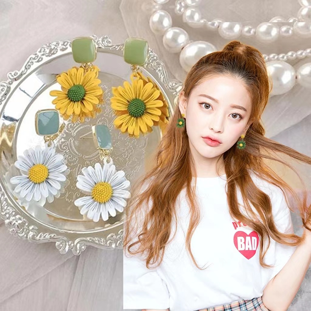 Anting Tusuk Bunga Daisy Untuk Wanita / Aksesoris Fashion Wanita Anting Bunga Daisy