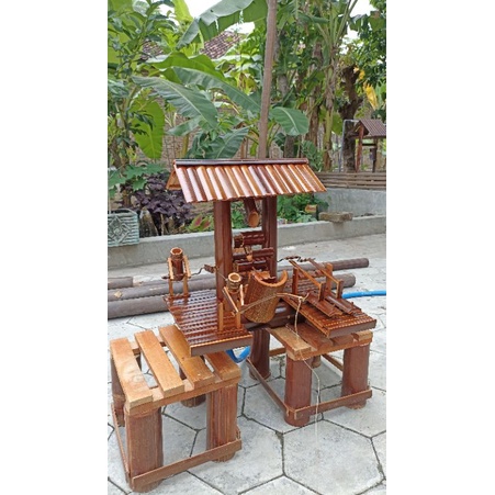 kincir air bambu, hiasan kolam. ikan koi . bambu hias. kerajinan tangan