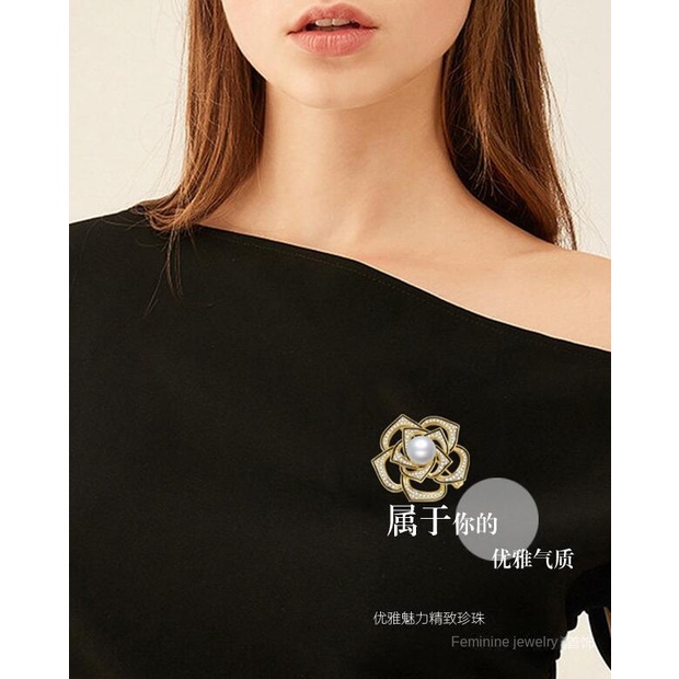 Bros Pin Bentuk Bunga Camellia Hollow Aksen Mutiara Gaya Retro Untuk Wanita