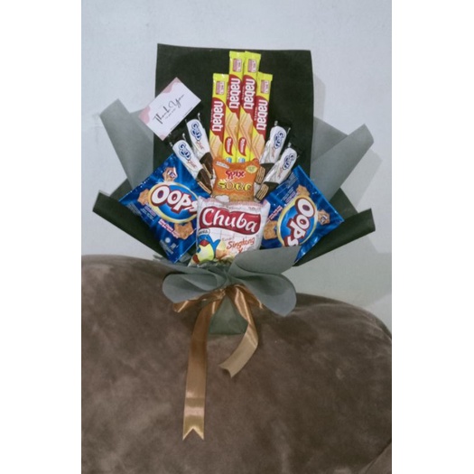 

Bucket snack untuk hadiah wisuda atau acara ulangtahun atau acara lain free kartu ucapan
