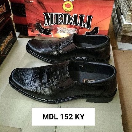 Sepatu kulit pria pantofel MEDALI kantor sepatu kerja formal tampil lebih keren